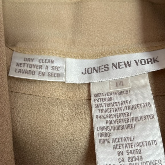 Vintage Jones New York suit, Skirt and jacket, Skirt size 14, jacket size 12 - Picture 10 of 10